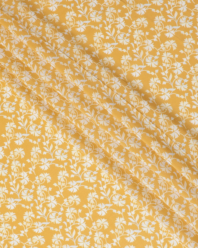 قماش كريب فيسكوز Marigold Bliss - طباعة زهور بيضاء على أصفر مشمس، عرض 110 سم (الهند) - D17641