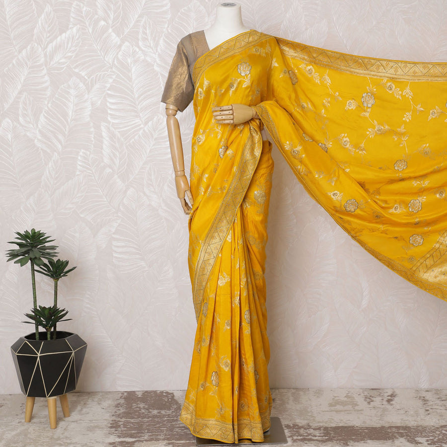 ساري حريري من فن القطيفة النابض بالحياة مع تطريز زهور فضية، عرض 110 سم، صنع في الهند (البلوزة غير متضمنة) -D17825