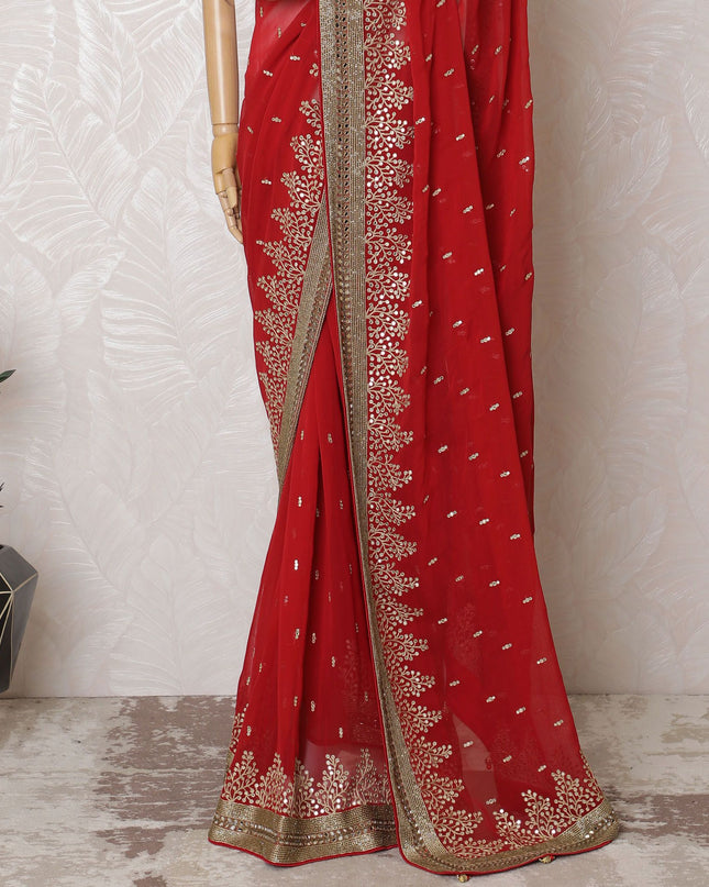 ساري جورجيت كلاسيكي من الحرير الأحمر مع تطريز ذهبي وعمل كريستالي، عرض 110 سم - مصنوع يدويًا في الهند (البلوزة غير متضمنة) -D17828