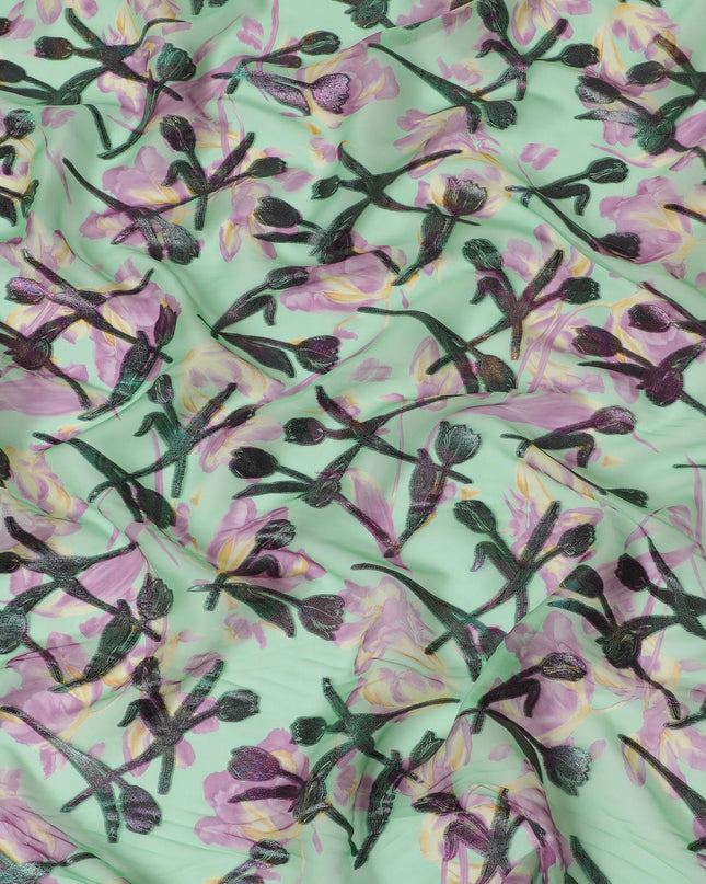 قماش شيفون حريري بلون النعناع الهادئ مع زهور لوريكس أرجوانية، عرض 110 سم - فن النسيج الساحر - D18392
