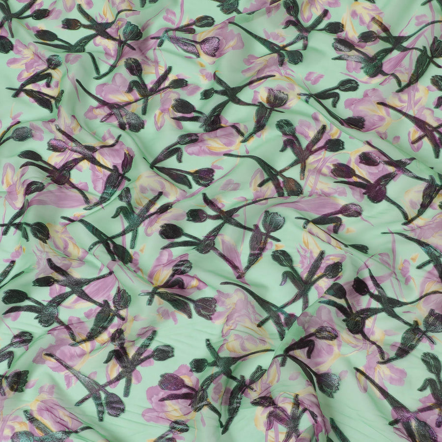 قماش شيفون حريري بلون النعناع الهادئ مع زهور لوريكس أرجوانية، عرض 110 سم - فن النسيج الساحر - D18392