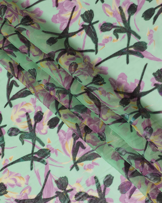 قماش شيفون حريري بلون النعناع الهادئ مع زهور لوريكس أرجوانية، عرض 110 سم - فن النسيج الساحر - D18392