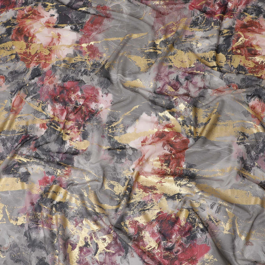 قماش فوال من القطن الإيطالي الخالص باللون الرمادي السحابي مع طباعة متعددة الألوان ذات رقائق ذهبية بتصميم تجريدي -D15713