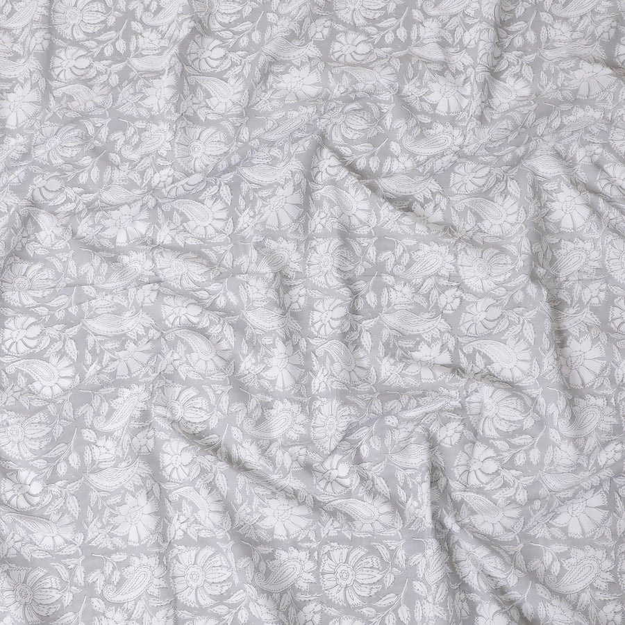 قماش الفوال القطني باللون الرمادي السحابي مع طباعة بيضاء بتصميم الأزهار-D14832