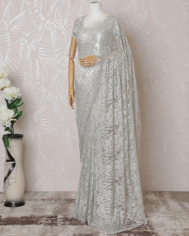 ساري من الدانتيل شانتيلي المعدني الفرنسي النقي باللون الرمادي والذهبي والفضي مع عمل حجري بتصميم الأزهار-D14591