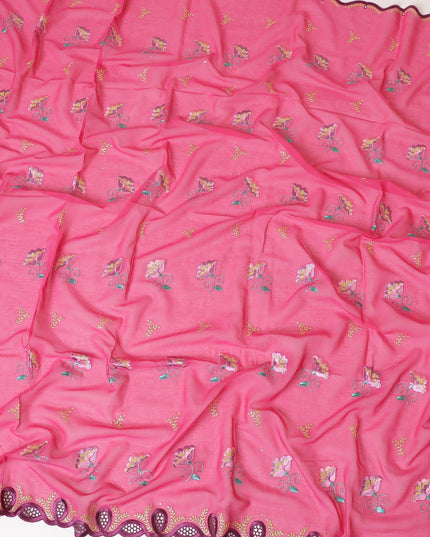 قماش الفوال (الثوب) من القطن السويسري الفاخر باللون الوردي السيري بنفس اللون والذهبي والأخضر البحري والتطريز الوردي الصغير مع أعمال حجرية بتصميم الأزهار-D7993