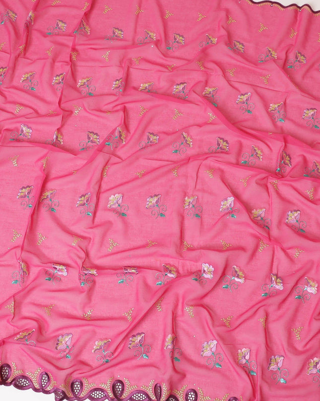 قماش الفوال (الثوب) من القطن السويسري الفاخر باللون الوردي السيري بنفس اللون والذهبي والأخضر البحري والتطريز الوردي الصغير مع أعمال حجرية بتصميم الأزهار-D7993