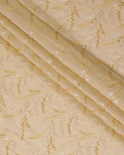 قماش فوال من القطن الخالص باللون البني الرملي مع تطريز ذهبي وبيج بتصميم أوراق الشجر-D13701