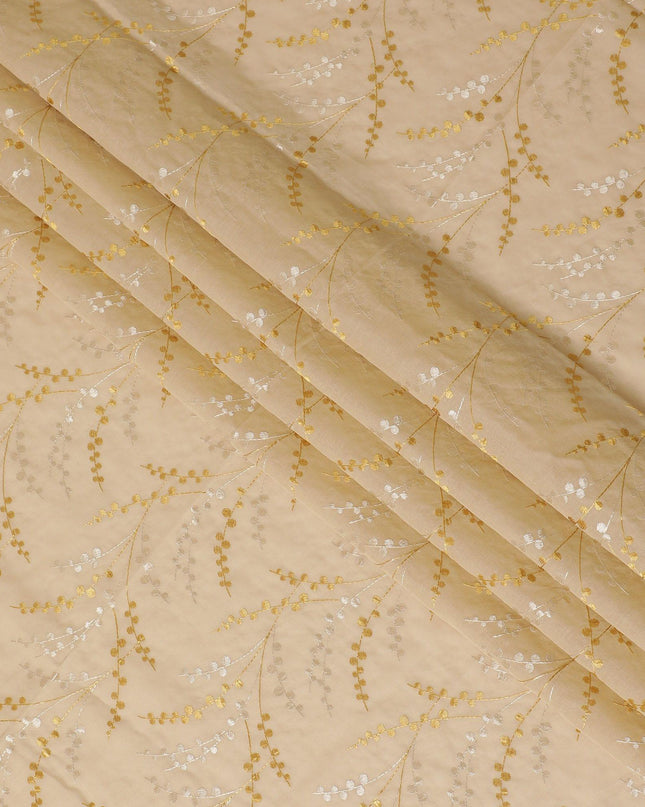 قماش فوال من القطن الخالص باللون البني الرملي مع تطريز ذهبي وبيج بتصميم أوراق الشجر-D13701