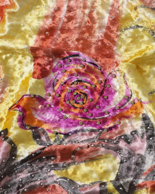 قماش رايون مخملي أصفر اللون مع طبعات متعددة الألوان وأحجار خضراء ومسامير فضية بتصميم زهور
