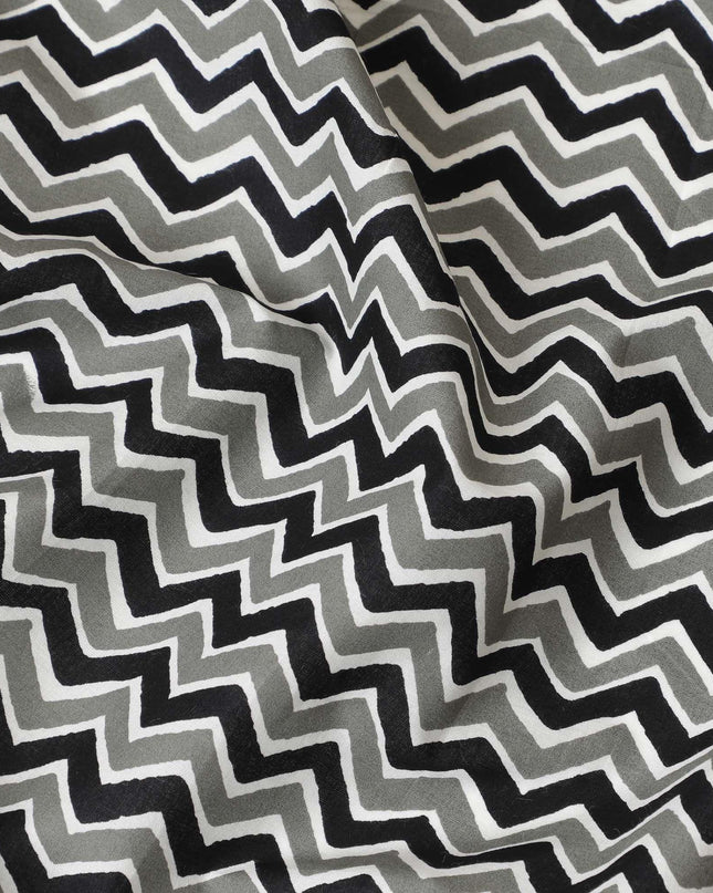 قماش من القطن العضوي باللون الأبيض مع طباعة شاشة سوداء وبيضاء وخضراء بتصميم تجريدي - D10286