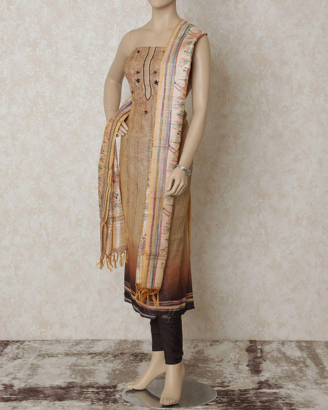 قميص من الحرير شانديري باللون البيج اللاتيه مع تطريز باللون البني الفاتح والبني الموكا مع ترتر بتصميم الأزهار. سالوار بني موكا سادة مع وشاح حريري شانديري بيج فاتح مع طباعة متعددة الألوان-D12643