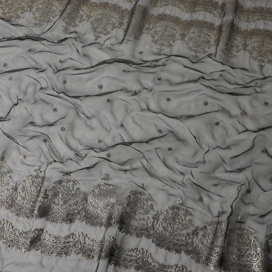 قماش أورجانزا صناعي أسود مع تطريز أسود وطبعات ذهبية بتصميم زهور