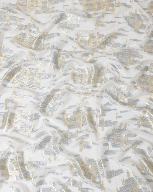 قماش شيفون حريري فرنسي (فرنساوي) فاخر باللون الأبيض اللؤلؤي مع لوركس معدني ذهبي وفضي بتصميم تجريدي-D14309