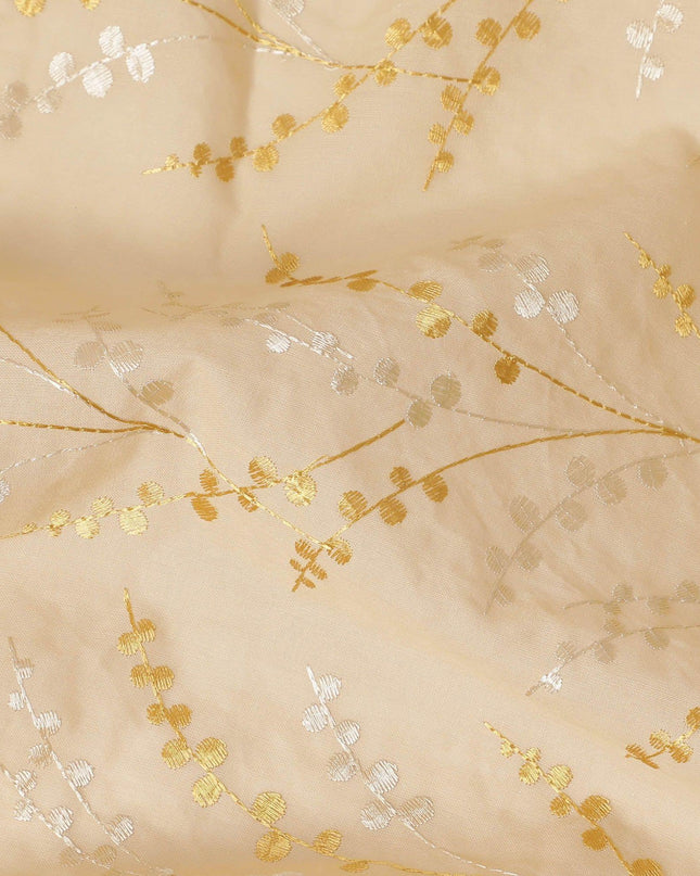 قماش فوال من القطن الخالص باللون البني الرملي مع تطريز ذهبي وبيج بتصميم أوراق الشجر-D13701