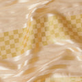 قماش كريب صناعي بلون الخوخ مع نسيج لوركس معدني ذهبي بتصميم مخطط -D15379