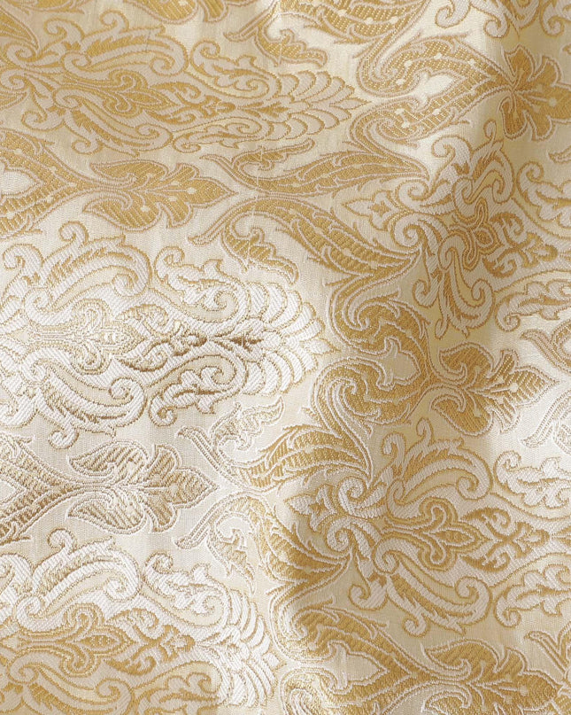 قماش بروكار حرير باللون البيج اللاتيه مع نفس اللون من الفيسكوز والوركس المعدني الذهبي بتصميم بيزلي-D11313