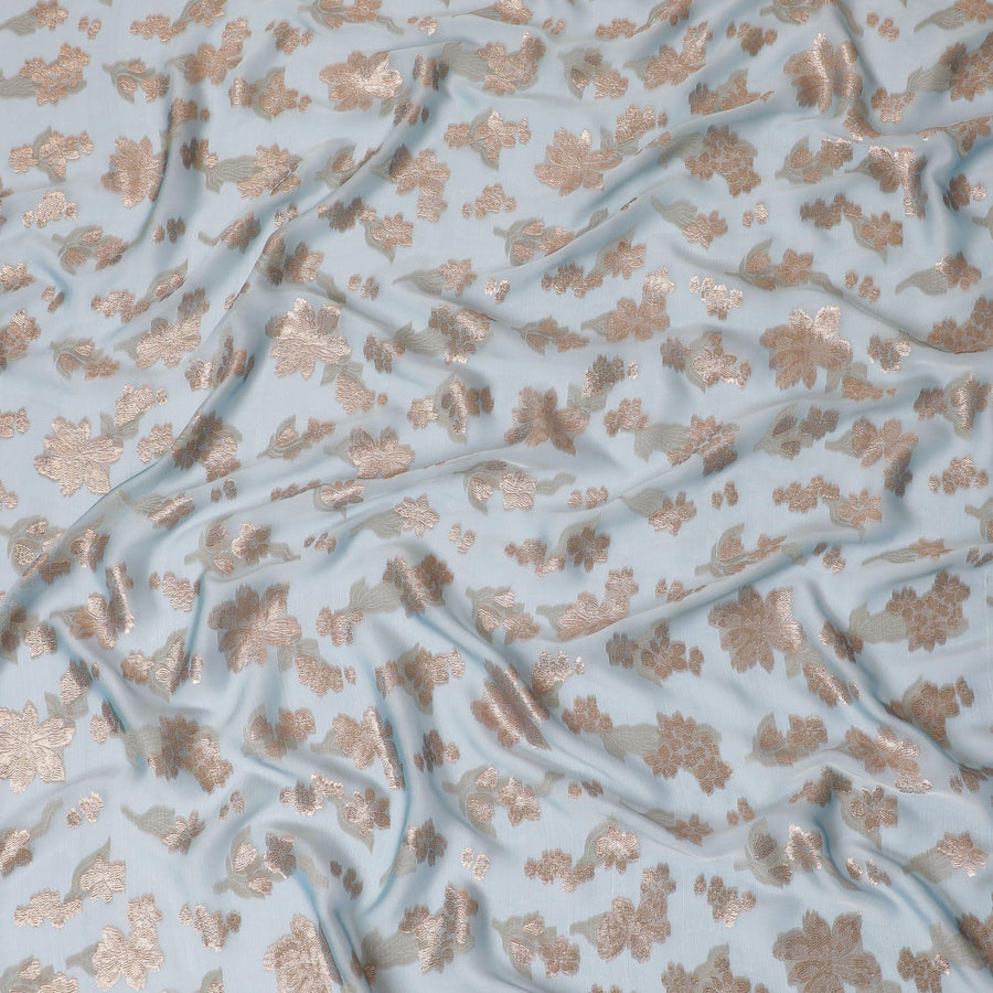 قماش الشيفون الحريري الفرنسي (الفرنساوي) الفاخر باللون الأزرق الفاتح مع الفيسكوز البيج والوركس المعدني الذهبي النحاسي بتصميم الأزهار-D14280