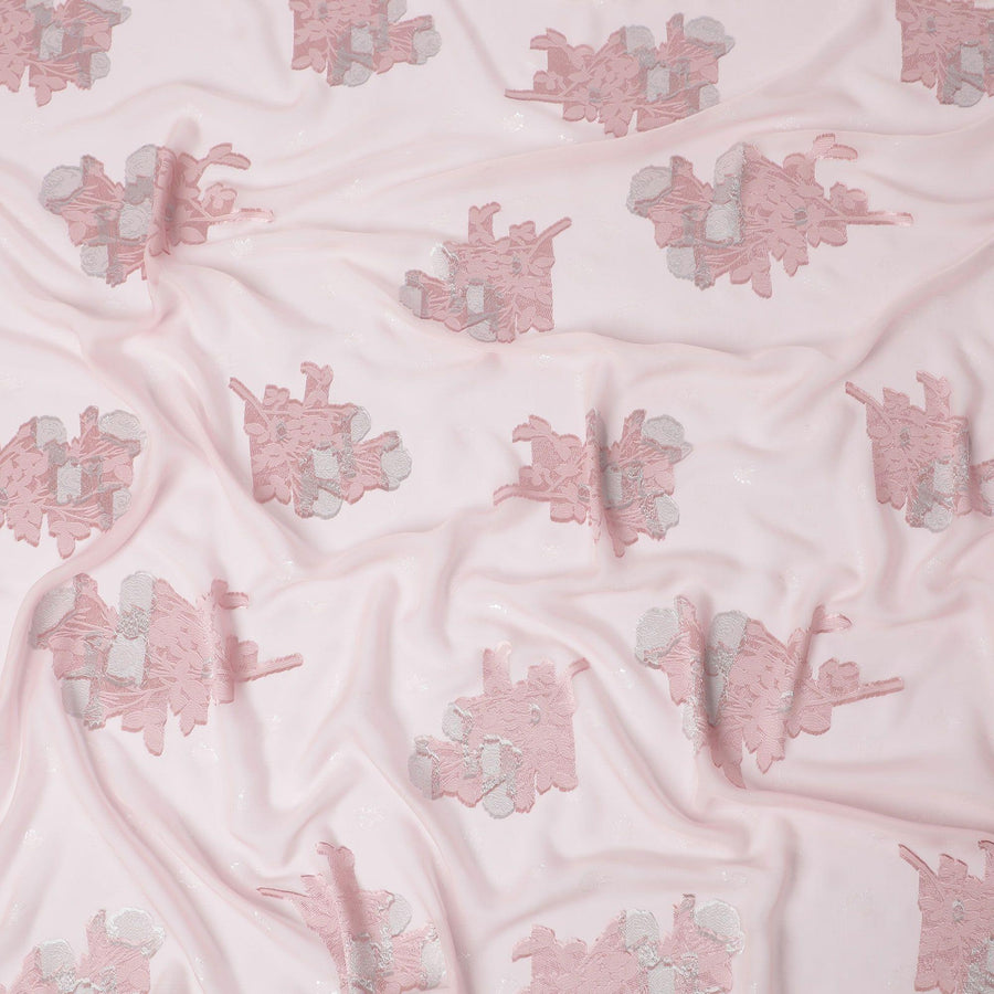 قماش شيفون حريري فرنسي (فرنساوي) فاخر بلون الخوخ مع نفس اللون والفيسكوز الرمادي مع لوريكس معدني فضي بتصميم زهور -D13431