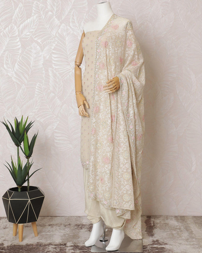 قميص جورجيت من الحرير باللون البيج الفاتح مع تطريز متعدد الألوان وأعمال خرز وترتر بتصميم زهور. سلوار سادة باللون البيج الفاتح مع وشاح جورجيت بنفس اللون مع تطريز متعدد الألوان وأعمال حجرية-D15523