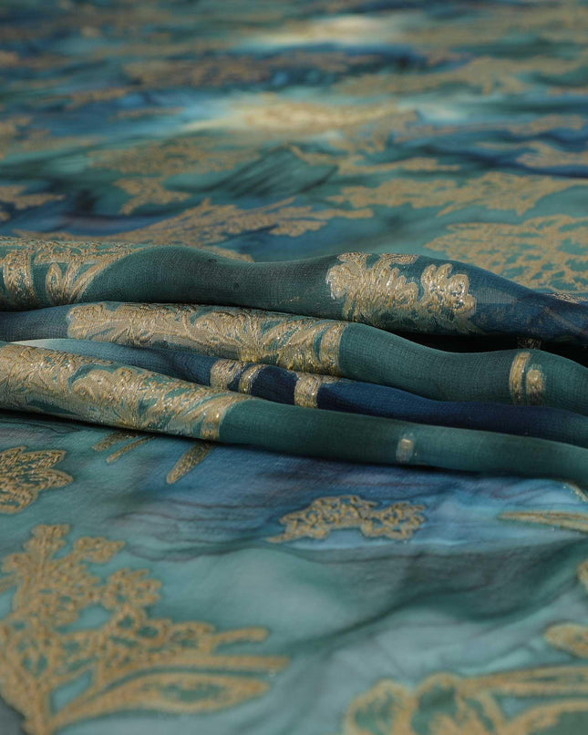 قماش شيفون مطبوع يدويًا من الحرير الخالص الفاخر باللون الأزرق البترولي والزيتوني الفاتح مع لوركس معدني ذهبي بتصميم زهور-D9074