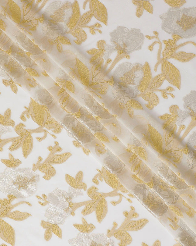 قماش شيفون حريري فرنسي (فرنساوي) فاخر باللون الأبيض الفاتح مع فيسكوز ذهبي ولوريكس معدني بتصميم زهور -D15637