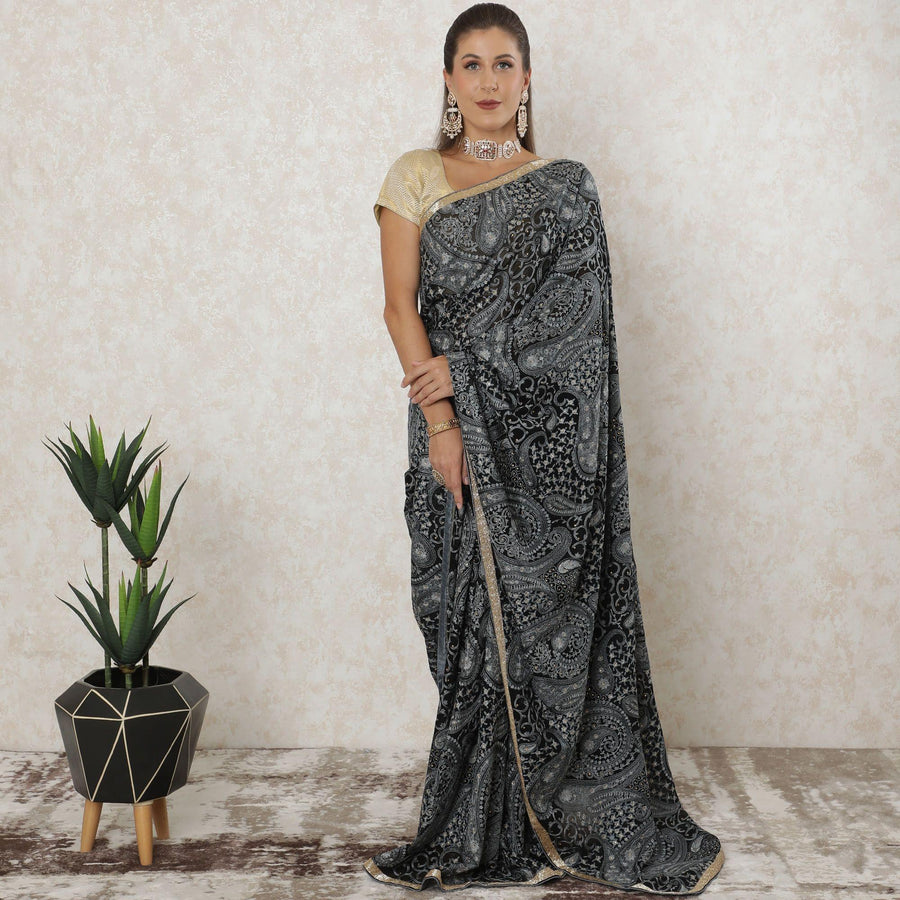 ساري عمل كشميري جورجيت نقي أسود فاخر مع تطريز رمادي به أعمال حجرية وخرز حدودي ذهبي بتصميم بيزلي-D12563