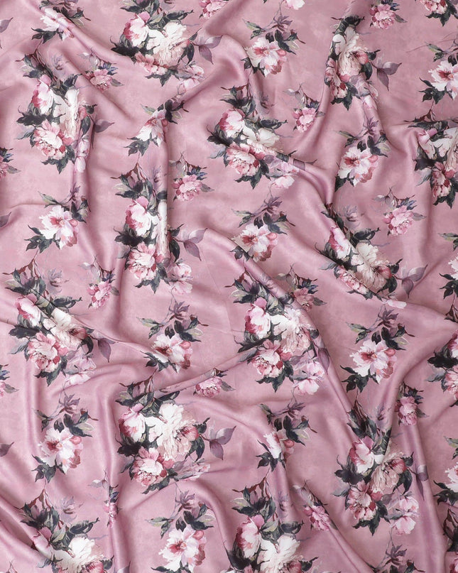 قماش ساتان صناعي وردي قرميدي مع طباعة باللون الأبيض الفاتح والأخضر الزجاجي والبيج بتصميم الأزهار-D10273