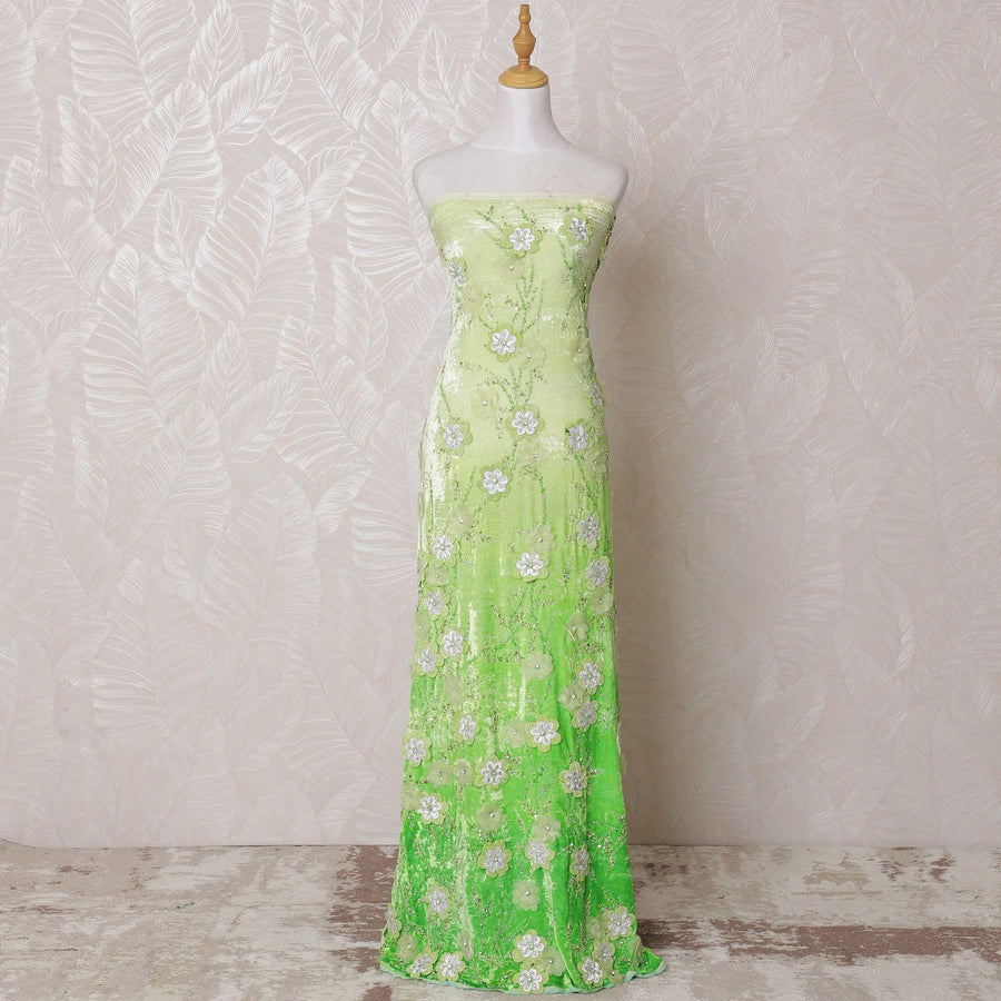 قماش مخملي ممزوج بالحرير باللون الأخضر الليموني بنفس اللون، وزهور فضية ثلاثية الأبعاد بها أعمال ترتر، وأعمال خرزية، وأعمال حجرية بتصميم الأزهار-D14719