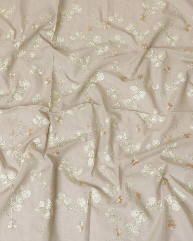 قماش فوال من القطن الخالص باللون البني الفاتح مع نفس اللون والتطريز باللون البيج بتصميم الأزهار-D13614