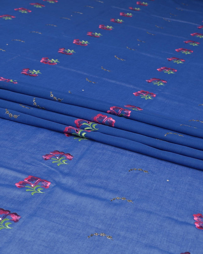 قماش فوال من القطن السويسري باللون الأزرق الملكي مع تطريز معدني باللون الأخضر الزيتوني والوردي الساخن والأرجواني والأزرق الفيروزي والفضي بتصميم الأزهار مع أعمال حجرية-D6392