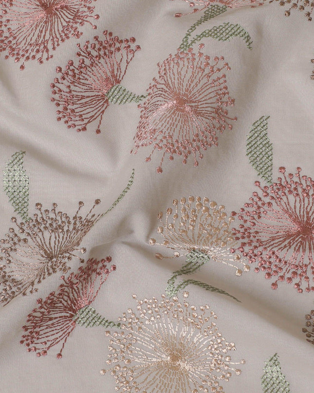 قماش فوال قطني باللون الرمادي اللؤلؤي مع تطريز باللون الأخضر الداكن والخوخ والبيج بتصميم الأزهار-D14471