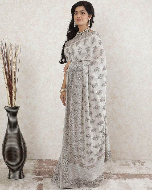 ساري حرير توسار باللون الرمادي اللؤلؤي بنفس اللون، تطريز باللون البني والأخضر الغاب مع عمل حجري بتصميم الأزهار-D13490