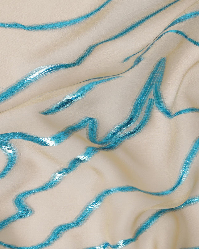 قماش شيفون من الحرير الخالص باللون البيج الرملي مع لوريكس معدني أزرق سماوي بتصميم تجريدي-D11515