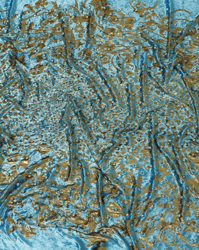 قماش رايون مخملي باللون الأزرق السيروليني مع تطريز بأهداب ذهبية معدنية وأحجار بيضاء بتصميم تجريدي