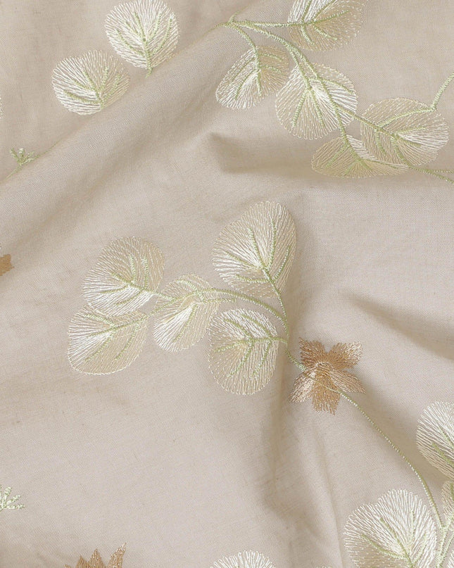 قماش فوال من القطن الخالص باللون البني الفاتح مع نفس اللون والتطريز باللون البيج بتصميم الأزهار-D13614