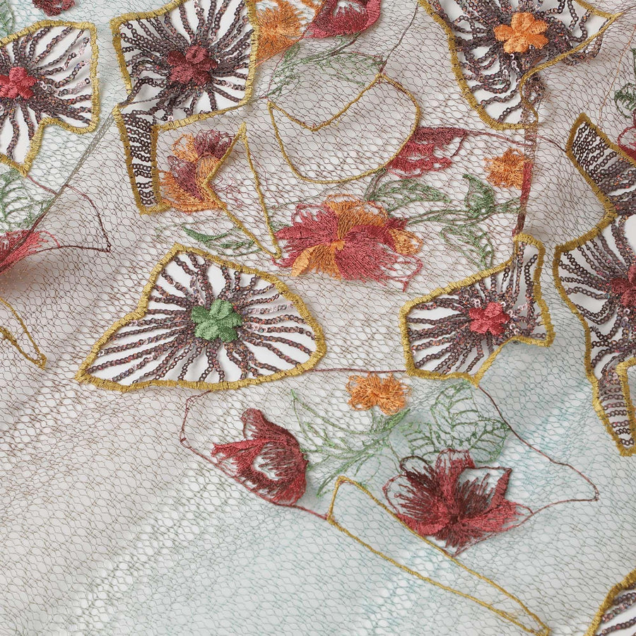 قماش تول نايلون باللونين الأخضر والبني مع تطريز متعدد الألوان بتصميم تجريدي