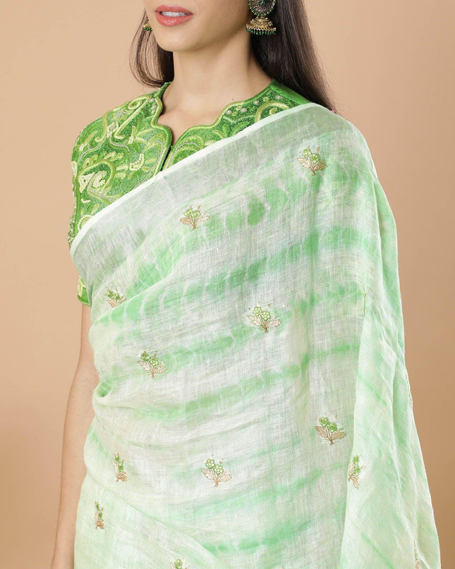 ساري من الحرير القطني الفاخر باللون الأخضر الباريسي مع نسج فضي مع تطريز باللونين البيج والأخضر الداكن بتصميم الأزهار-D8761S