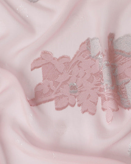 قماش شيفون حريري فرنسي (فرنساوي) فاخر بلون الخوخ مع نفس اللون والفيسكوز الرمادي مع لوريكس معدني فضي بتصميم زهور -D13431