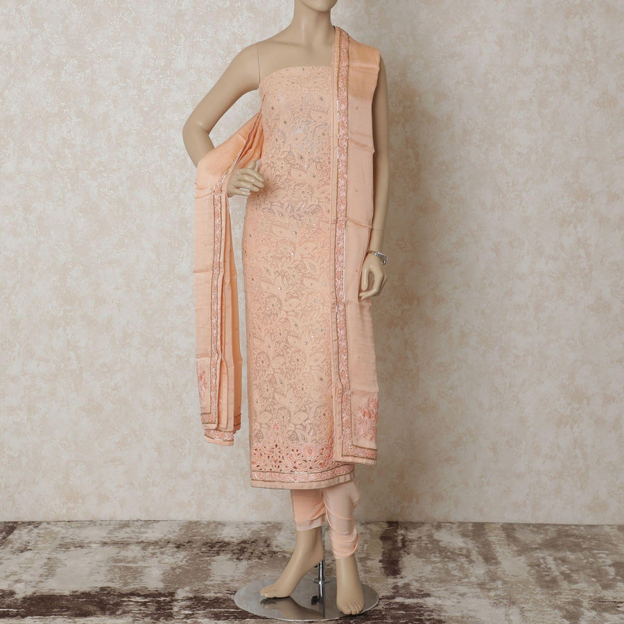 قميص جورجيت بلون الخوخ الفاتح مع تطريز بنفس اللون مع عمل الخرز والحجر والترتر بتصميم الأزهار. السلوار الخفيف ذو اللون الخوخي الخفيف الذي يحتوي على دوباتا الأورجانزا الحريرية بنفس اللون مع التطريز والخرز -D12670