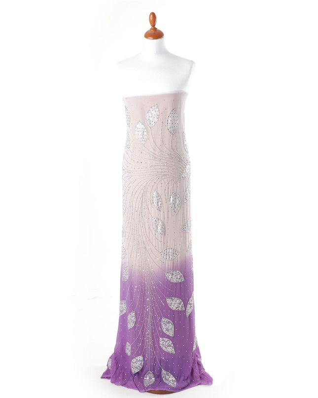 قماش شيفون جورجيت باللون الأبيض الفاتح إلى الخزامي مع تطريز فضي وخرز وترتر مع عمل حجر الذهب واللافندر في تصميم أوراق الشجر