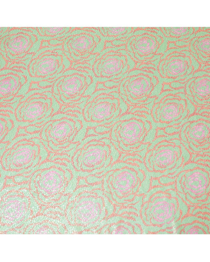 قماش شيفون من الحرير الخالص باللون الأخضر الباستيل مع طباعة باللون الأحمر القرميدي والوردي الساخن مع لوريكس معدني ذهبي بتصميم فاخر - D8983