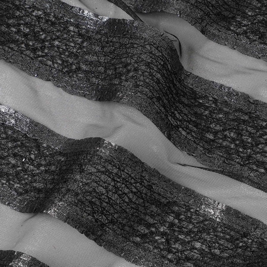 نسيج تول نايلون أسود مع شريط معدني فضي بتصميم تجريدي