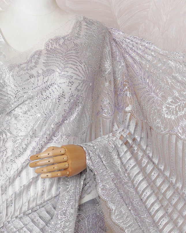 ساري من الدانتيل الفرنسي شانتيلي المعدني النقي الفاخر باللون الفضي واللافندر مع عمل حجري بتصميم زهور-D14891