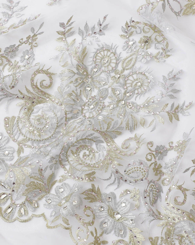 قماش تول نايلون رمادي سحابي مع تطريز فضي وذهبي فاتح مع أعمال حجرية بتصميم الأزهار-D11680