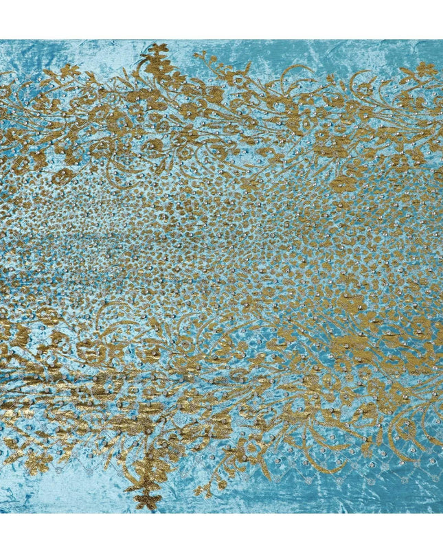 قماش رايون مخملي باللون الأزرق السيروليني مع تطريز بأهداب ذهبية معدنية وأحجار بيضاء بتصميم تجريدي