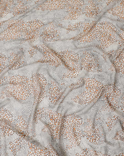 قماش شيفون من الحرير الخالص باللون البيج مع طباعة باللونين الأسود والبرتقالي بتصميم جلد الحيوان -D9306