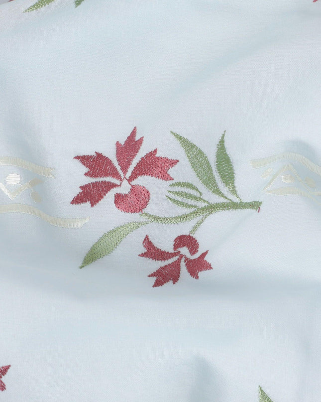 قماش فوال من القطن الخالص باللون الأزرق الفاتح مع تطريز باللون الأخضر الداكن والبيج والأحمر القرمزي بتصميم الأزهار-D13696