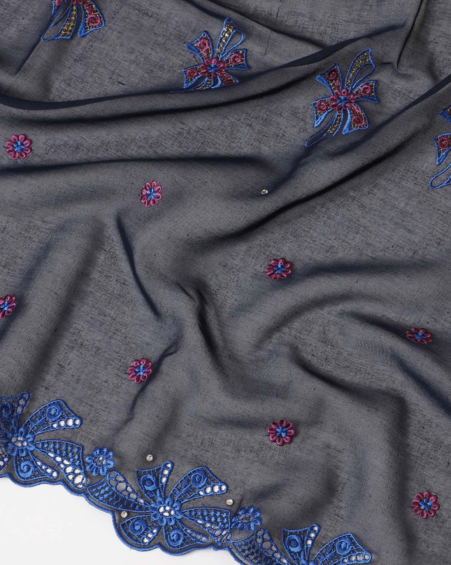 قماش الفوال (الثوب) من القطن السويسري الفاخر باللون الأزرق الداكن مع تطريز باللون الأزرق والوردي والذهبي مع أعمال حجرية بتصميم الأزهار-D7997
