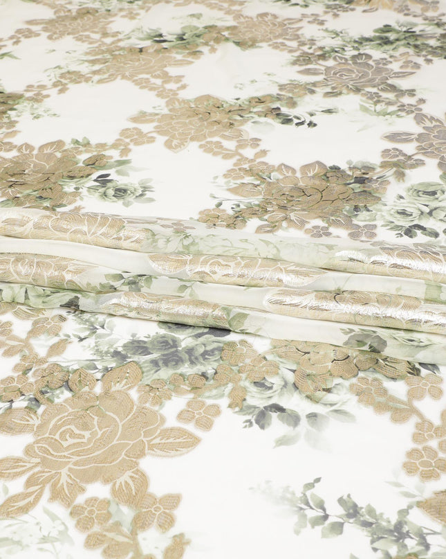 قماش شيفون من الحرير الخالص باللون الأبيض الفاتح مع طباعة باللون الأخضر الغاري والأسود مع لوريكس معدني ذهبي بتصميم الأزهار - D8329